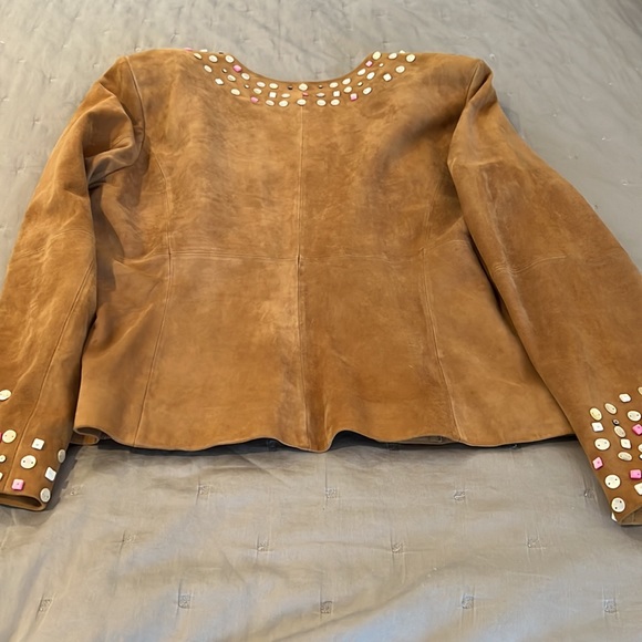🎉🎉HP🎉🎉Embellished suede. Rich tan suede accented with mother of pearl beads - Picture 8 of 8